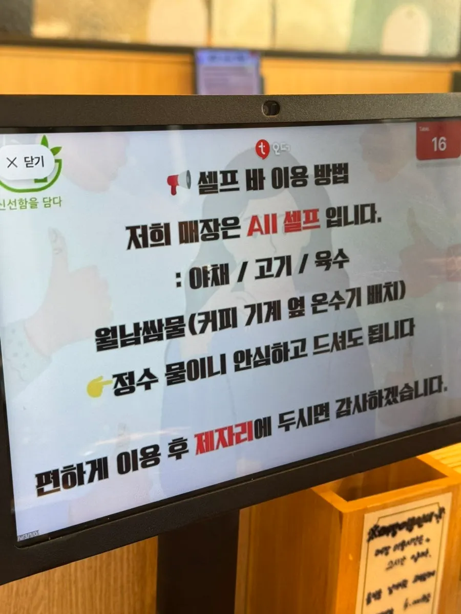 摆有鸡蛋、香油、海苔碎、米饭的粥·炒饭食材台