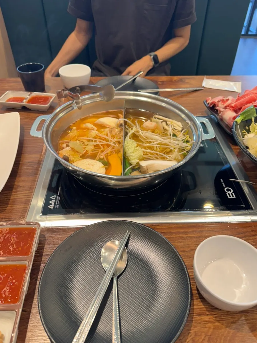 分装蔬菜用与肉用的餐具摆设