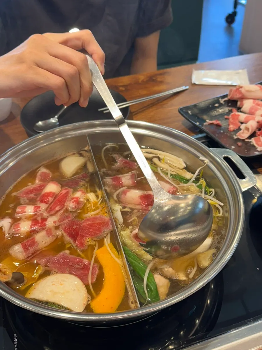 放入沸腾汤中的涮菜