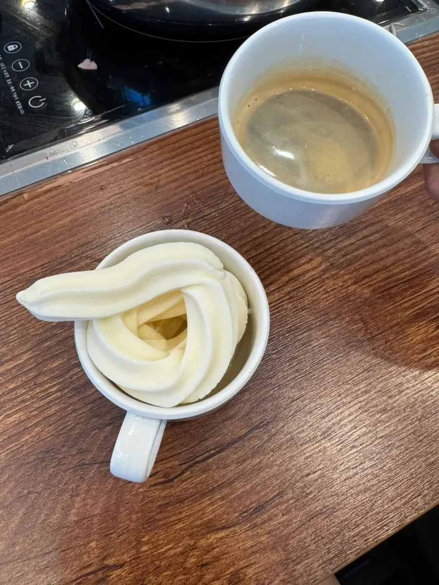 放入切碎韭菜和水芹的一碗粥