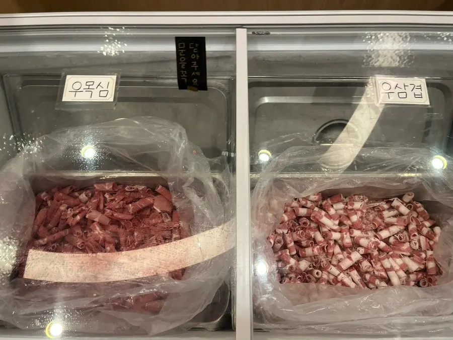 무한리필로 제공되는 샤브샤브 소고기 접시