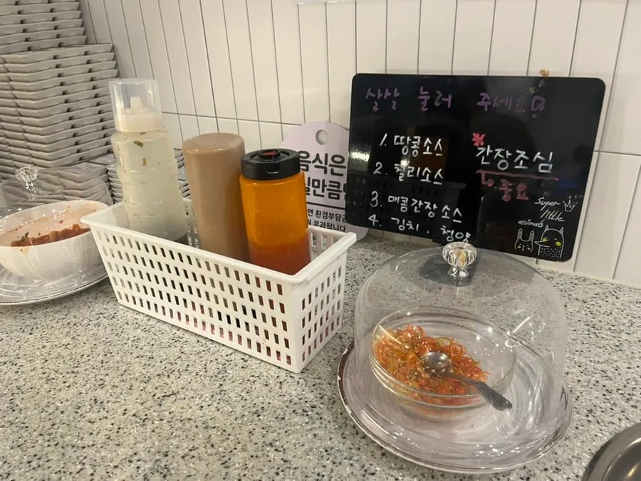 커피와 아이스크림이 있는 디저트 코너