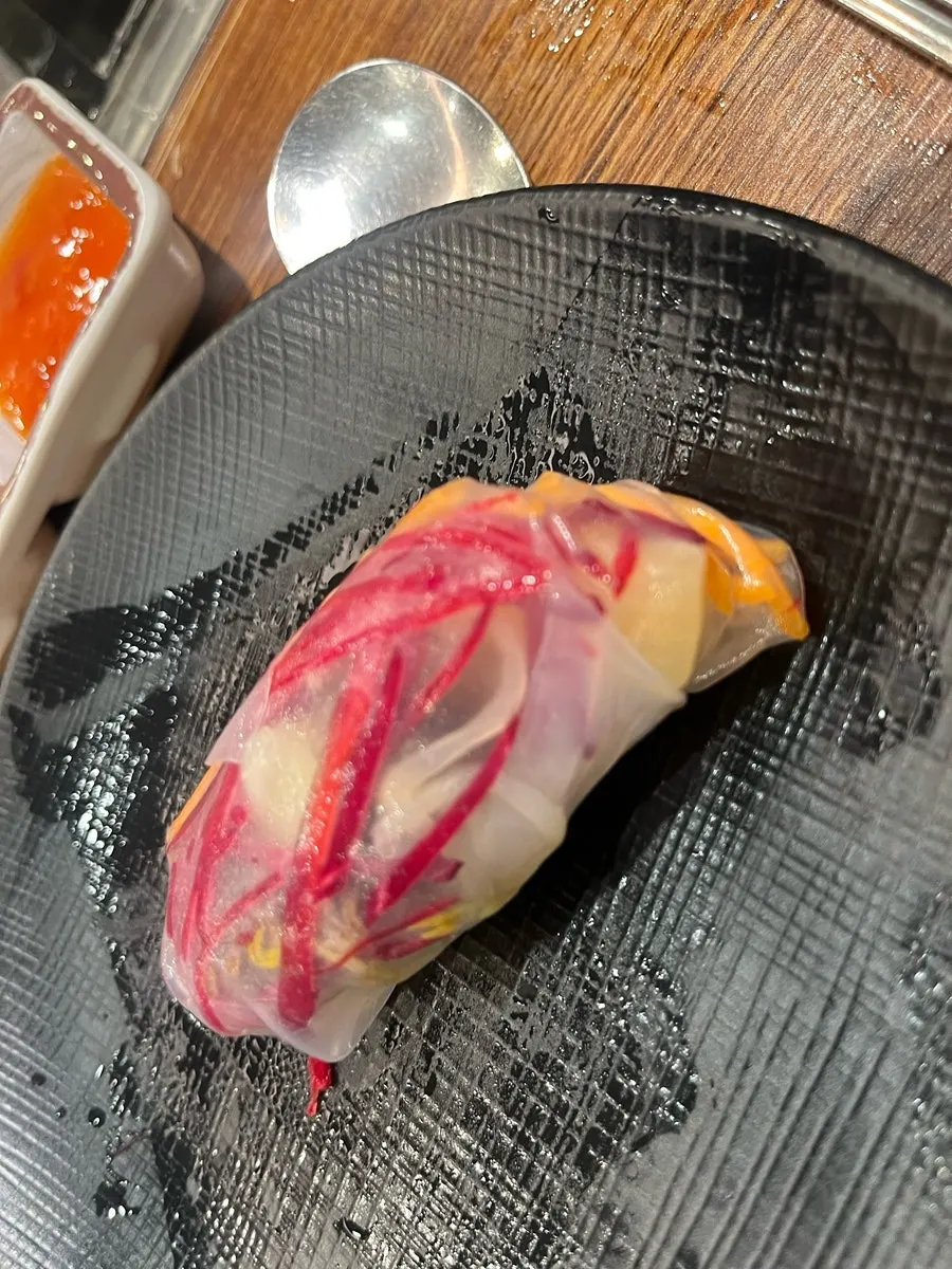 진해진 샤브샤브 육수 냄비 클로즈업