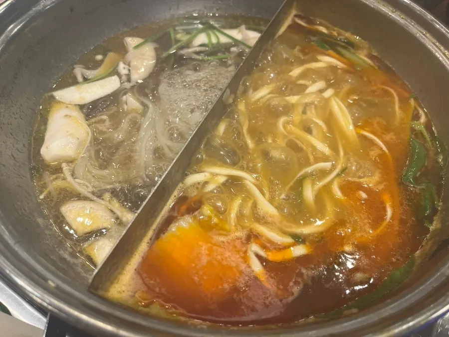 소스에 찍어 먹는 월남쌈 한 입