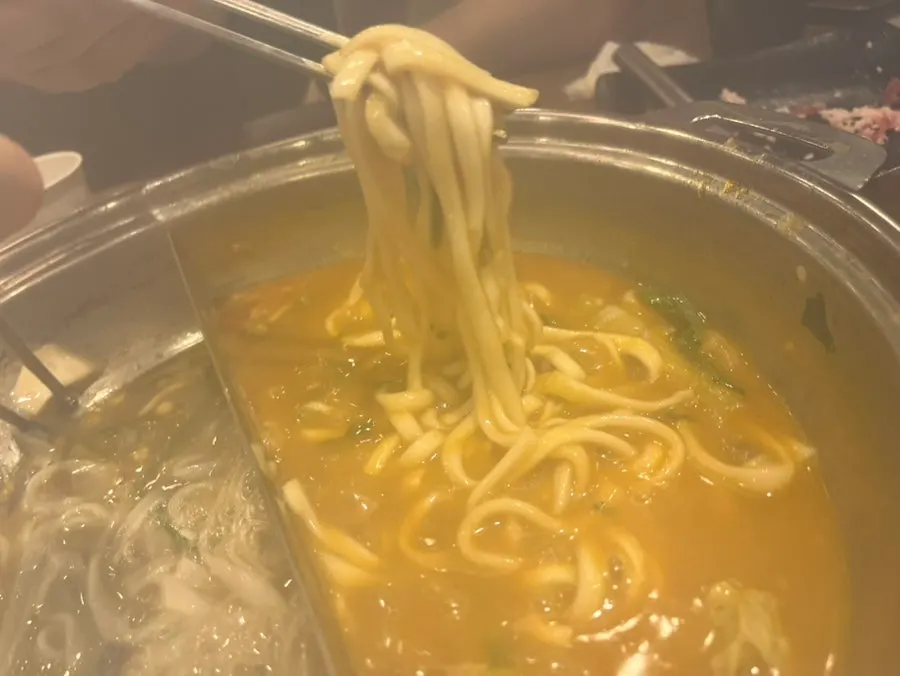 셀프바에서 가져온 칼국수와 수제비 사리