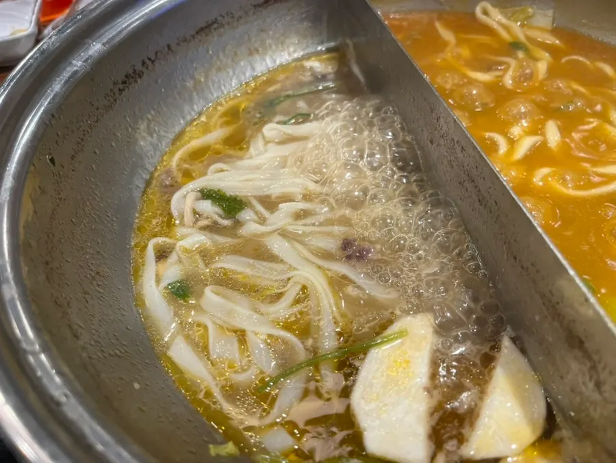 끓여낸 샤브샤브 칼국수 마무리