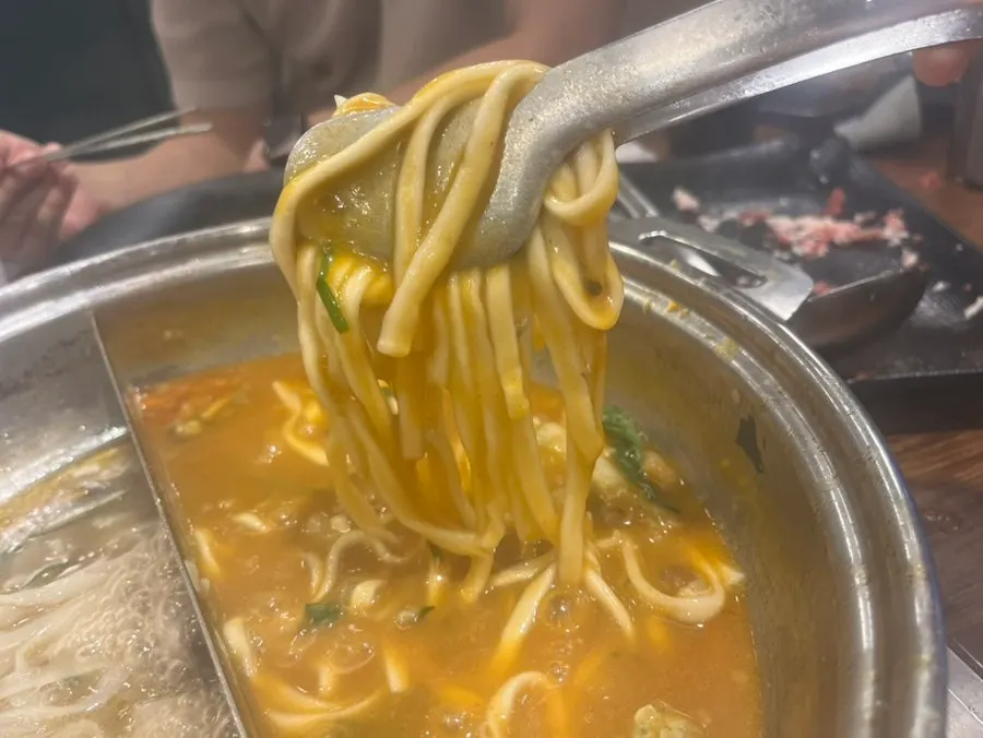 그릇에 덜어 담은 샤브샤브 칼국수