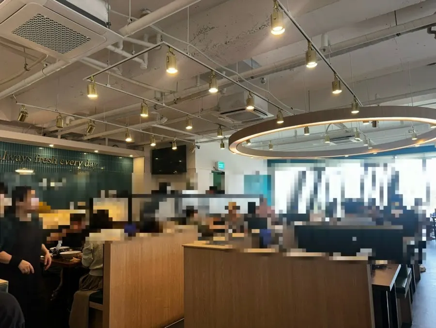 Interior of Dadam Shabu Shabu Wirye Branch divided by partitions
