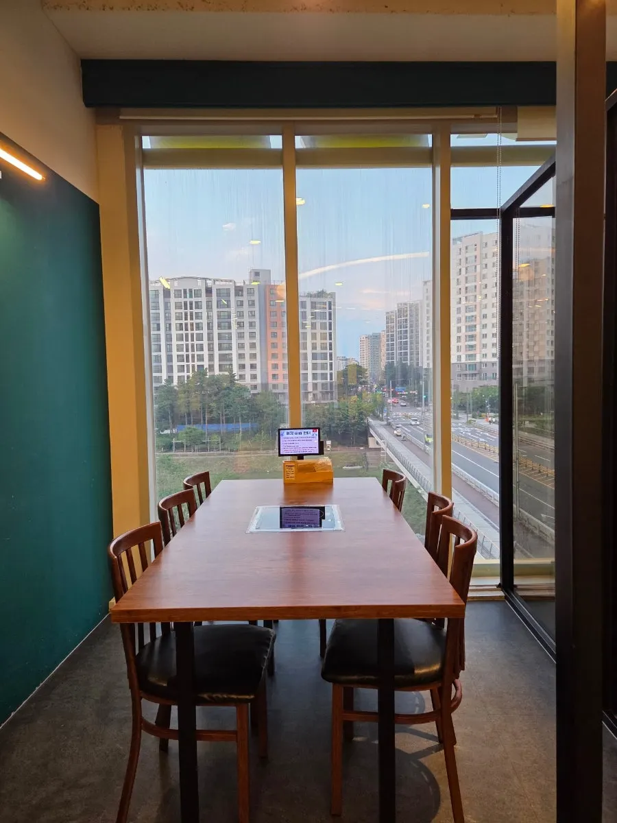 View of Wiryegwangjang-ro from the window seats