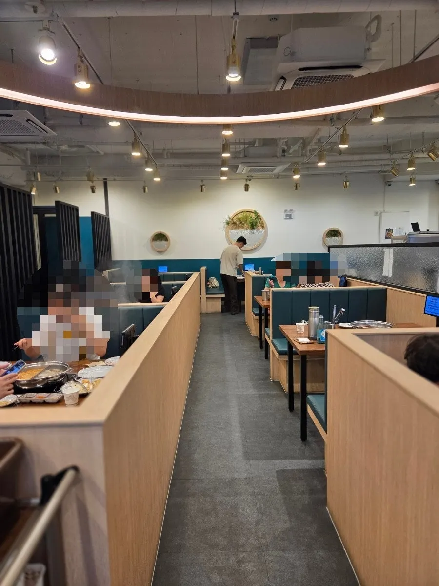 Hall seating with eye-level partitions