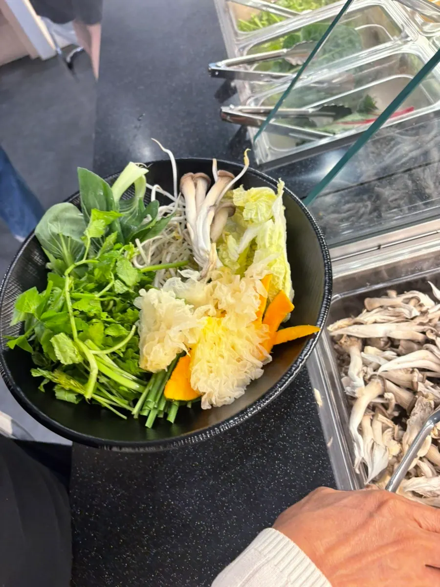 Self-bar corner with mushrooms, fish cakes and noodles