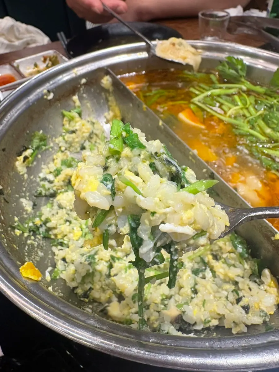 Shabu porridge made with egg, rice and seaweed flakes