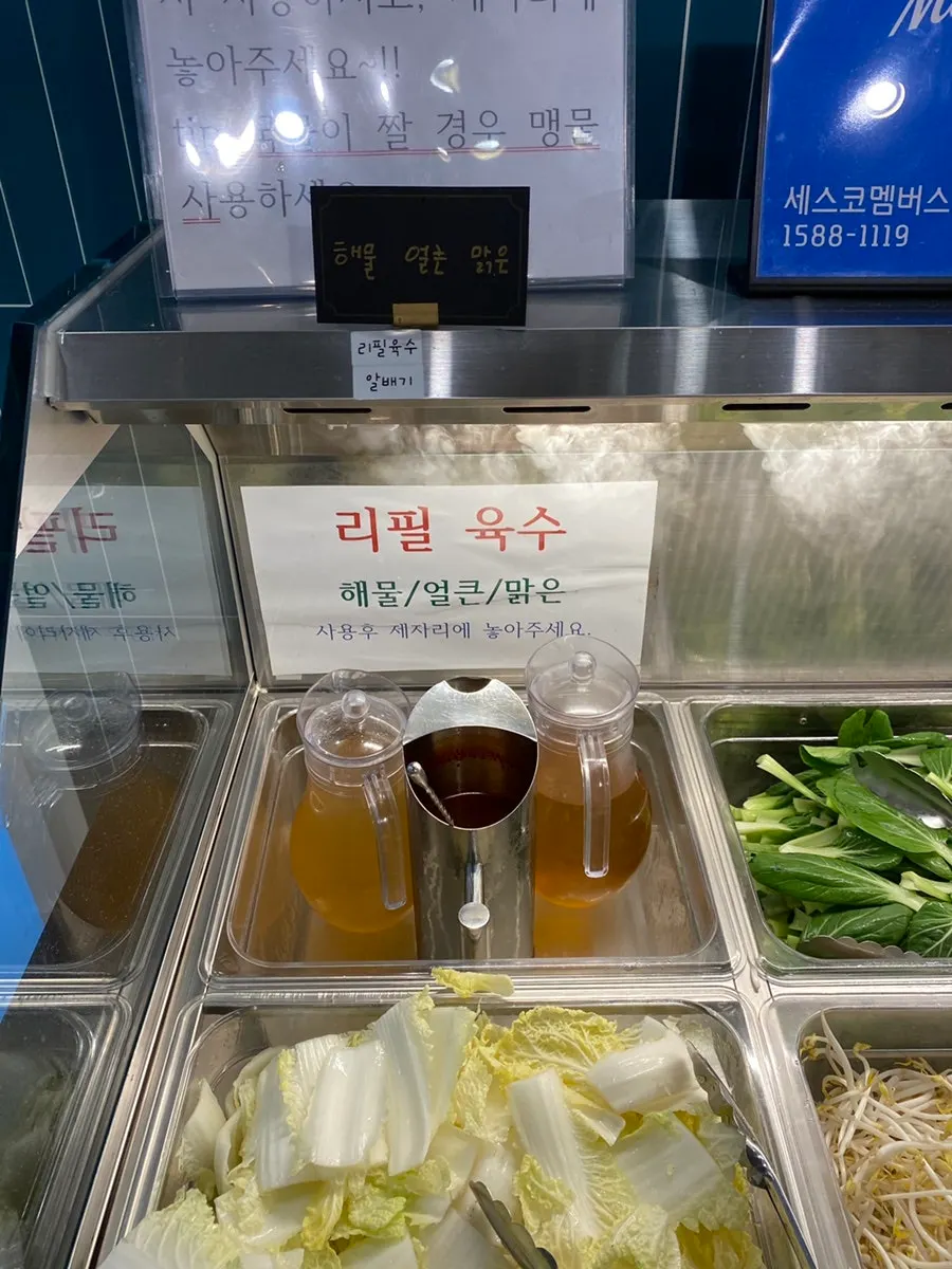 테이블 간격이 여유로운 홀 내부
