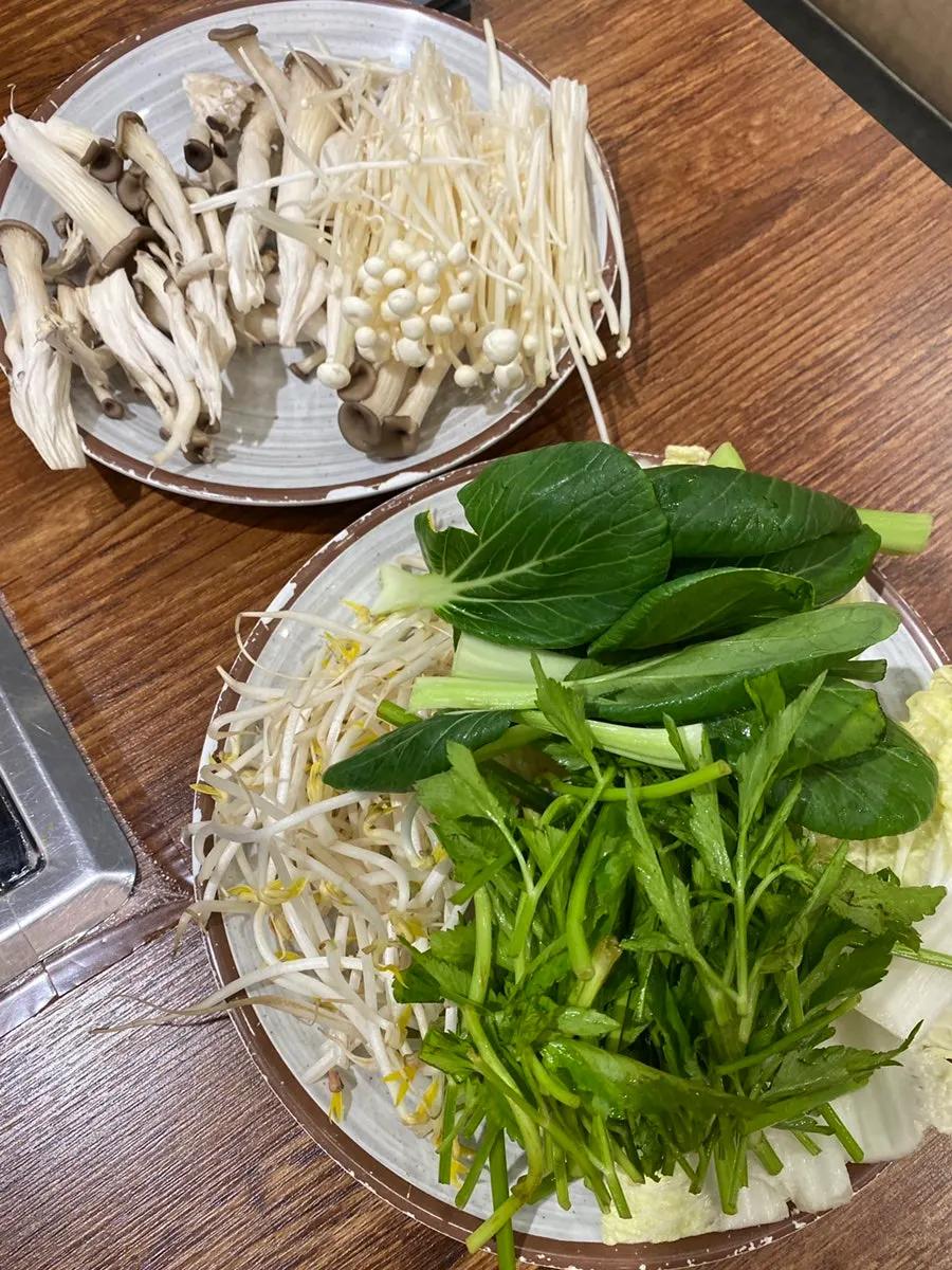 얼큰과 맑은 반반 육수 냄비