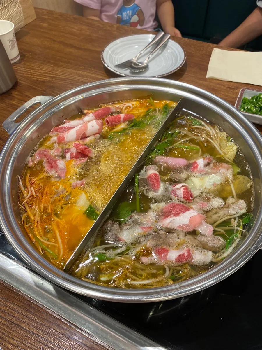 담아온 채소와 고기, 소스 접시