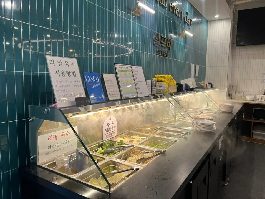 해물육수와 얼큰육수 반반으로 세팅된 샤브샤브 냄비