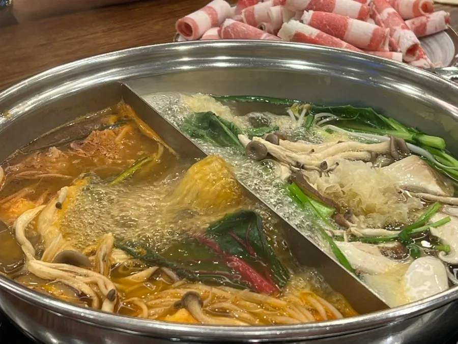 각자 담아온 샤브샤브 재료가 놓인 테이블