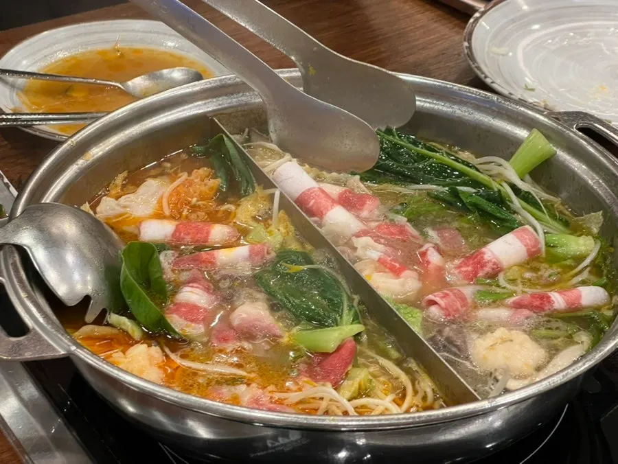 야채를 가득 넣은 샤브샤브 냄비