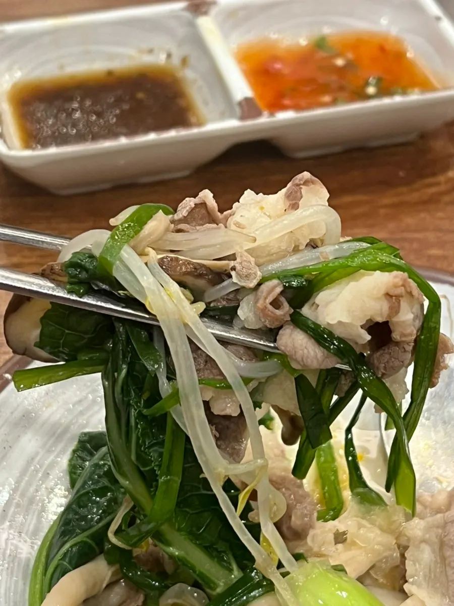 끓는 육수에 고기를 넣는 모습
