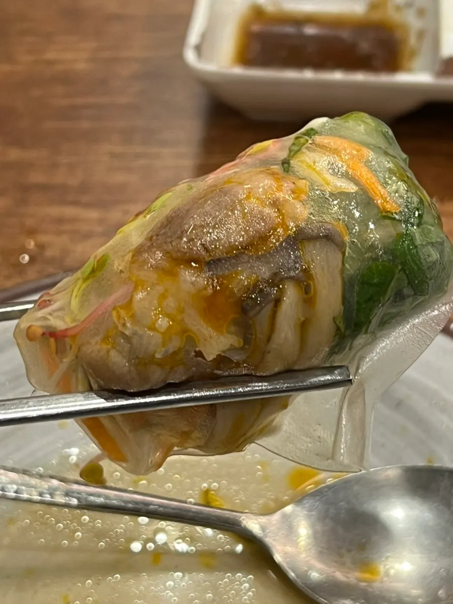 두부피쉬볼을 건져 담은 샤브샤브 한 그릇