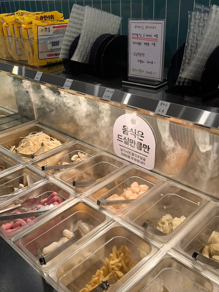 테이블에 놓인 메뉴판