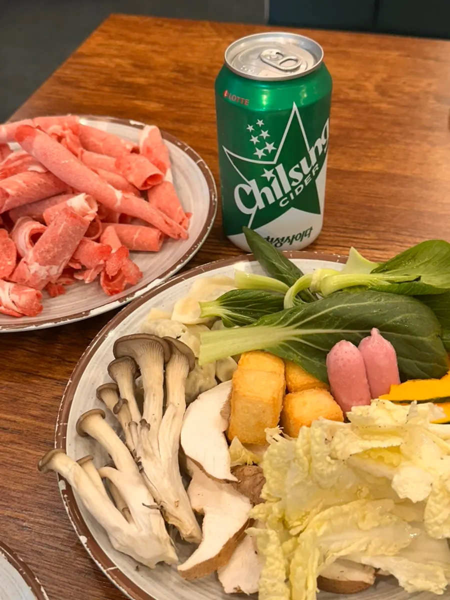 야채와 고기를 가득 담은 접시