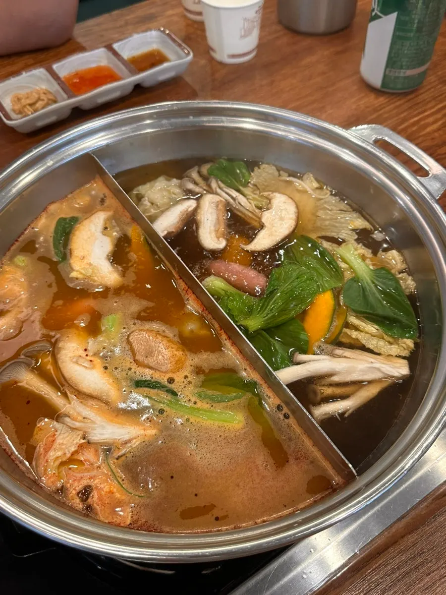 끓는 육수에 야채를 넣은 모습