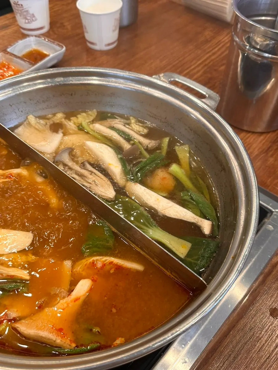육수에 끓인 칼국수 사리