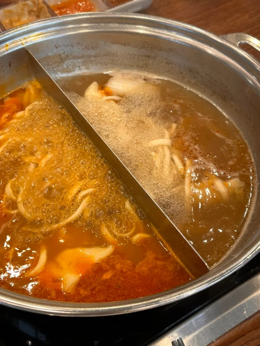 칼국수와 고기가 어우러진 냄비