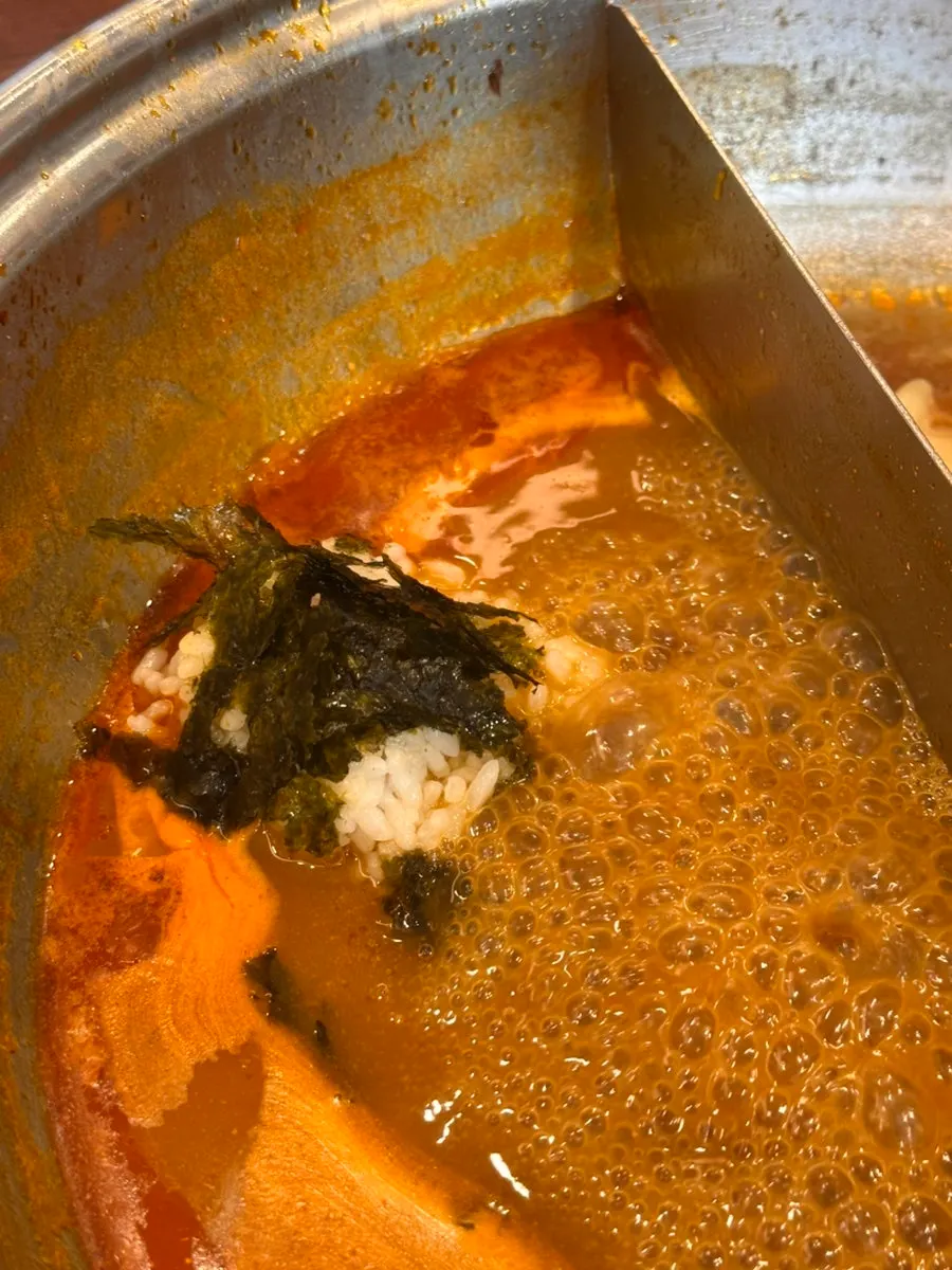 채워진 셀프바와 육수 코너