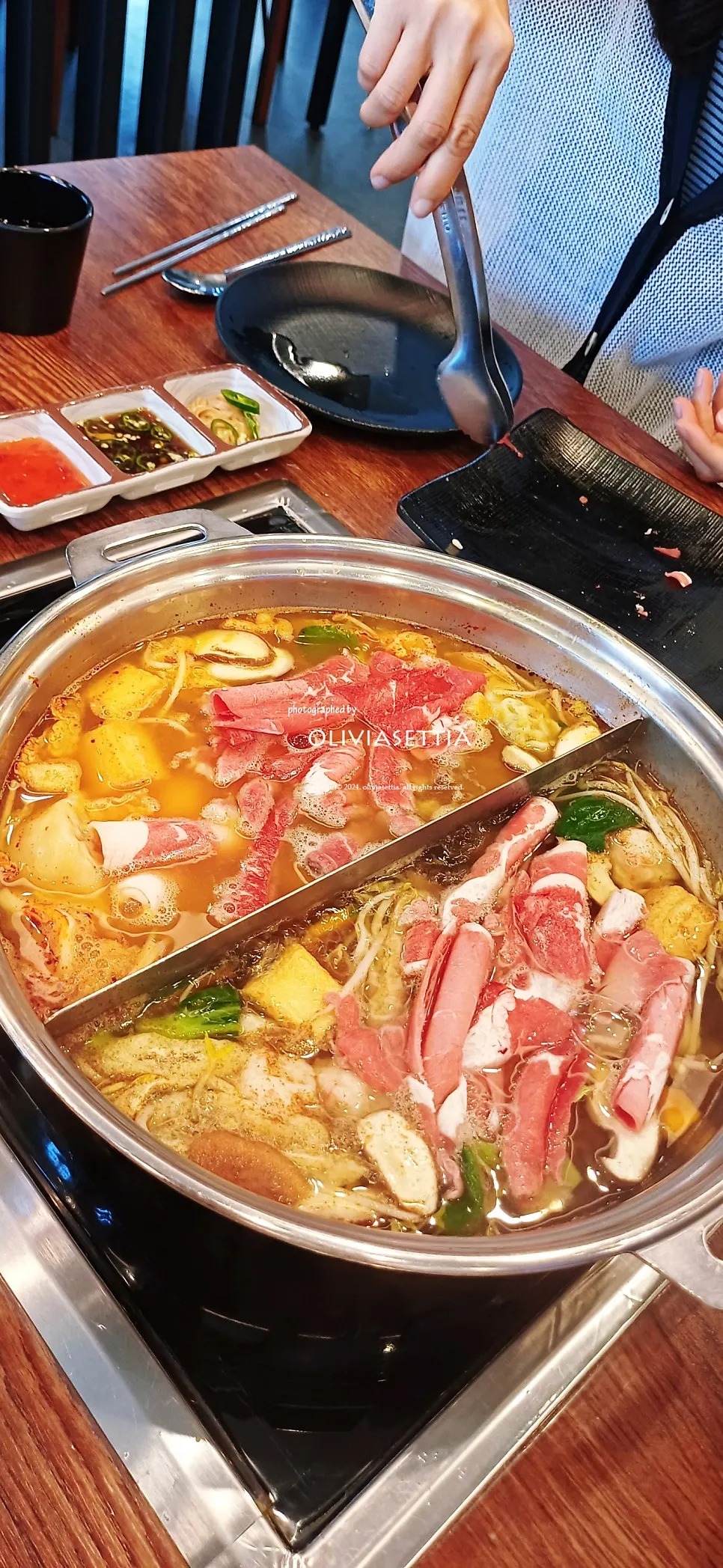 Bowls separated for vegetables, beef, and wolnamssam ingredients