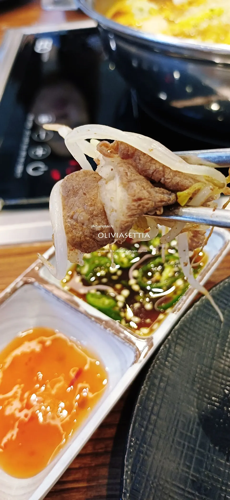 Wolnamssam served with peanut sauce and chili sauce