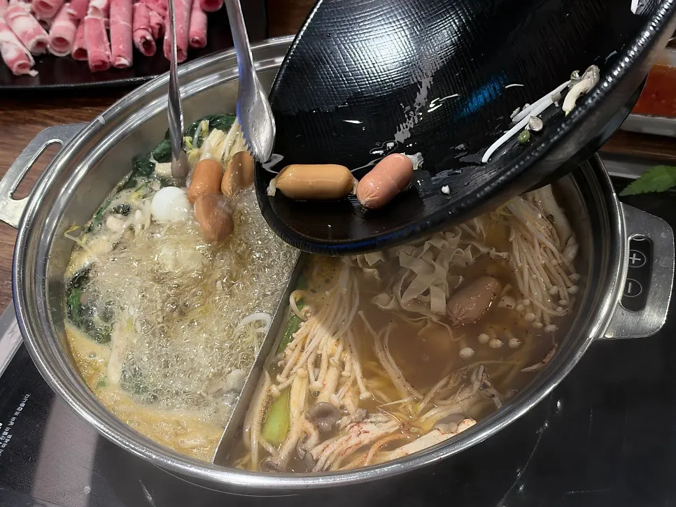 셀프바에서 담아 온 채소와 토핑 접시