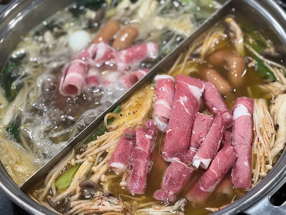 해물 육수와 얼큰 육수 반반으로 세팅한 샤브샤브 냄비