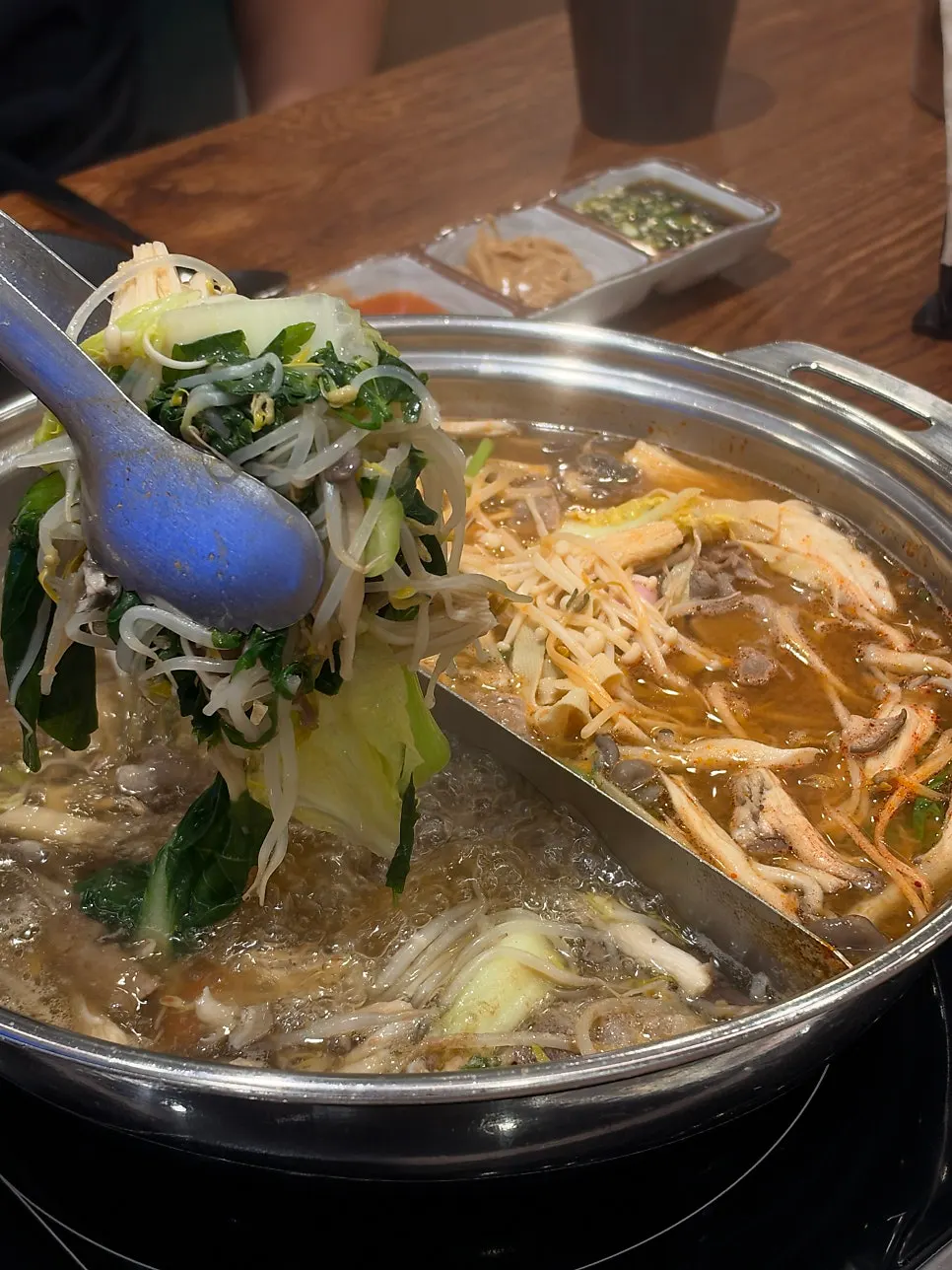 채소와 고기를 가득 넣고 끓이는 반반 육수 냄비