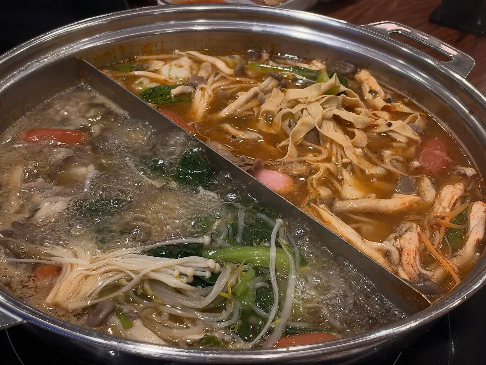 소스에 찍어 먹기 직전의 익힌 샤브샤브 고기