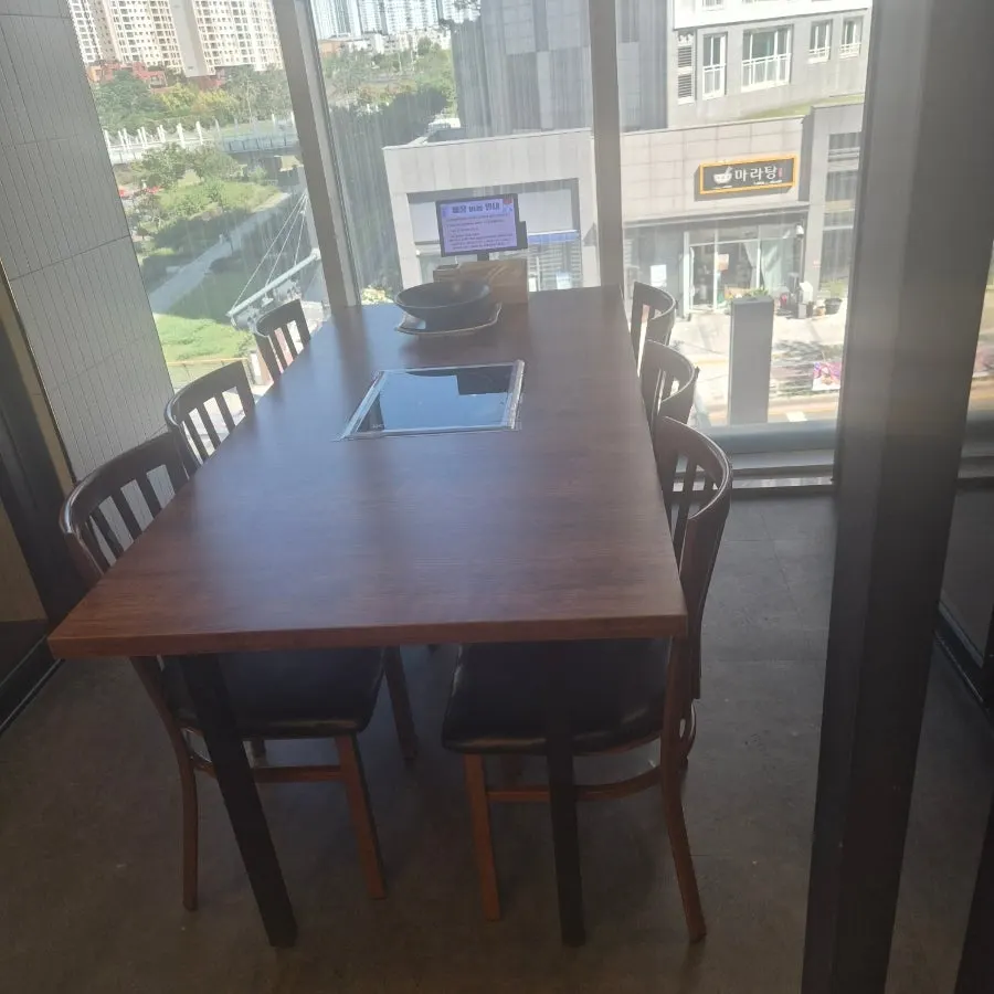 Quiet store entrance during weekday lunch