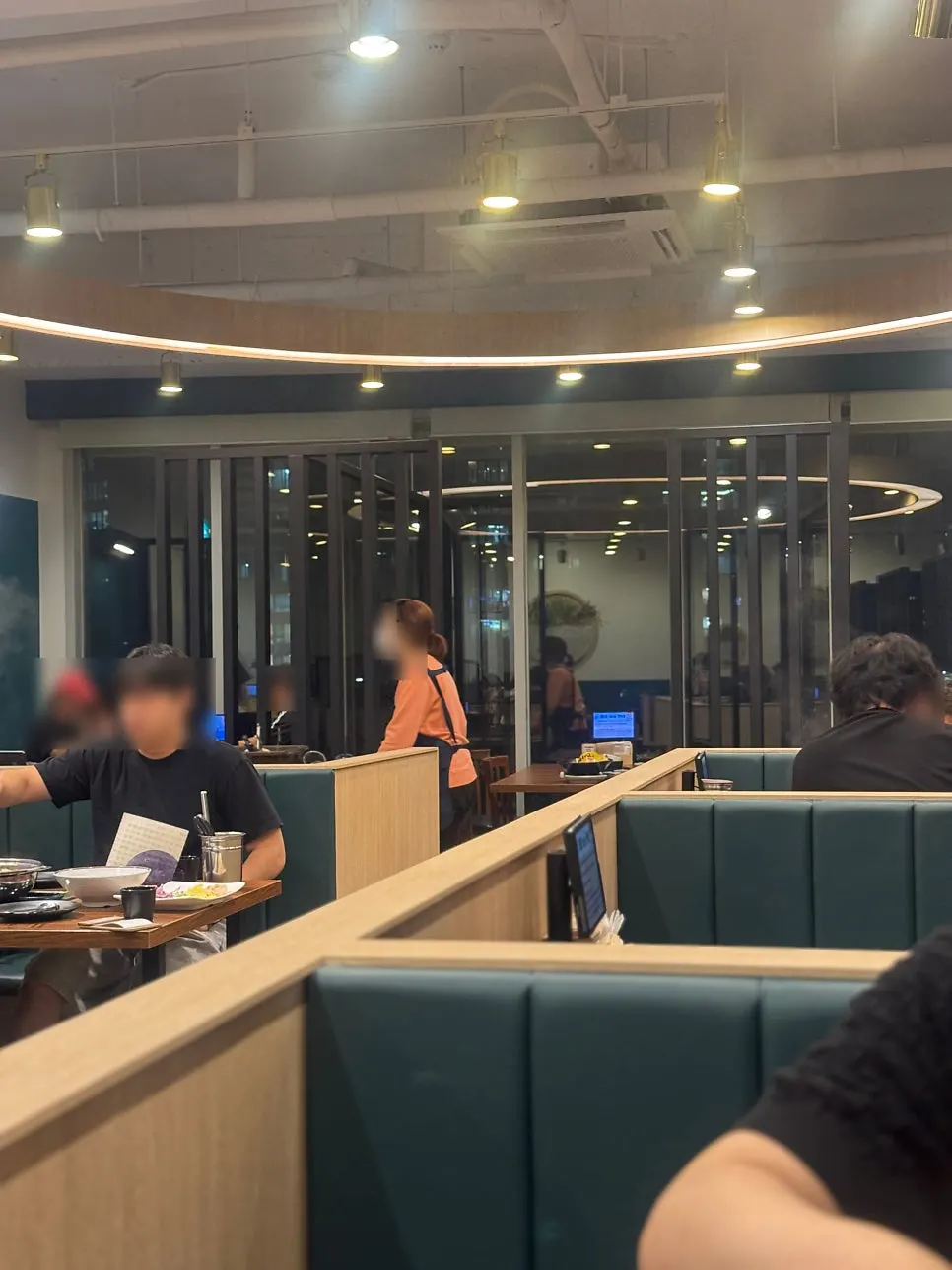파티션으로 나뉜 샤브샤브 4인석 좌석