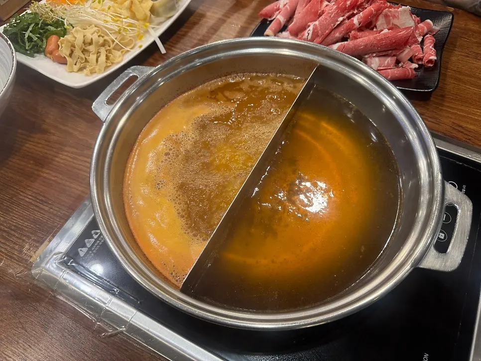 맑은육수와 얼큰육수 반반 냄비
