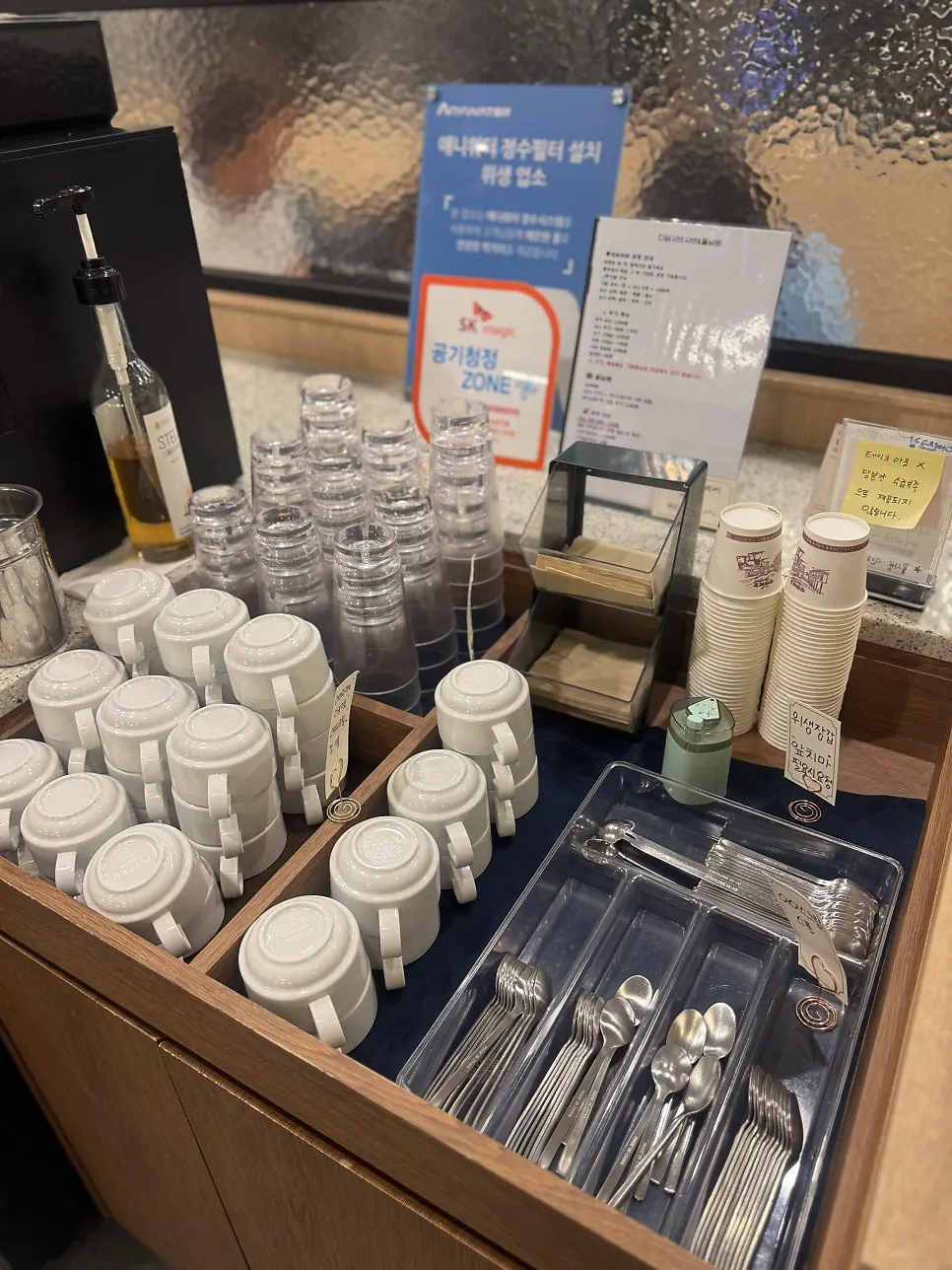 후식 커피 머신 앞 컵