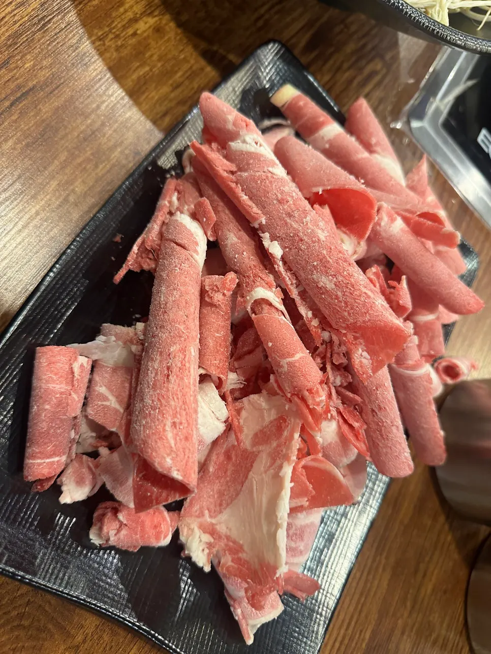 테이블에 올린 월남쌈 재료 접시
