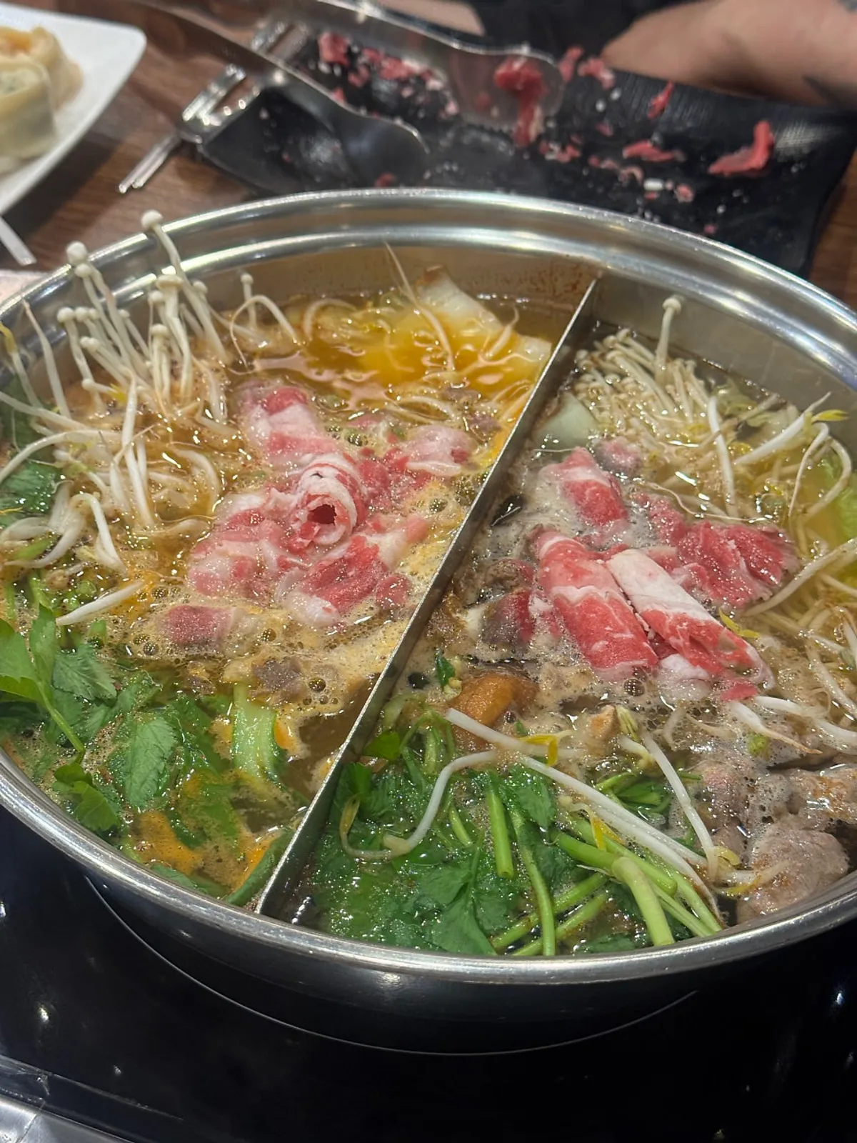 데친 고기와 채소를 싼 월남쌈