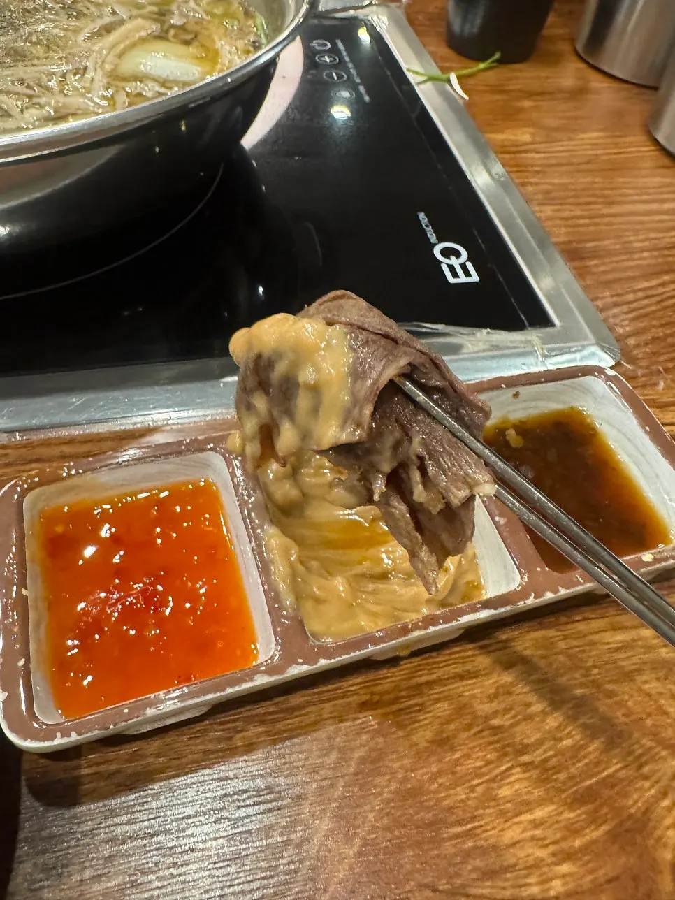 간장과 땅콩에 찍어 먹는 샤브 고기