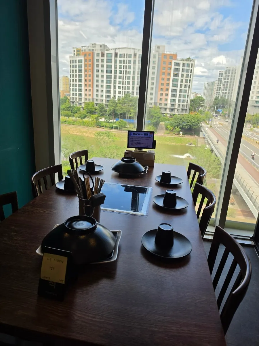 The shabu-shabu table after being seated