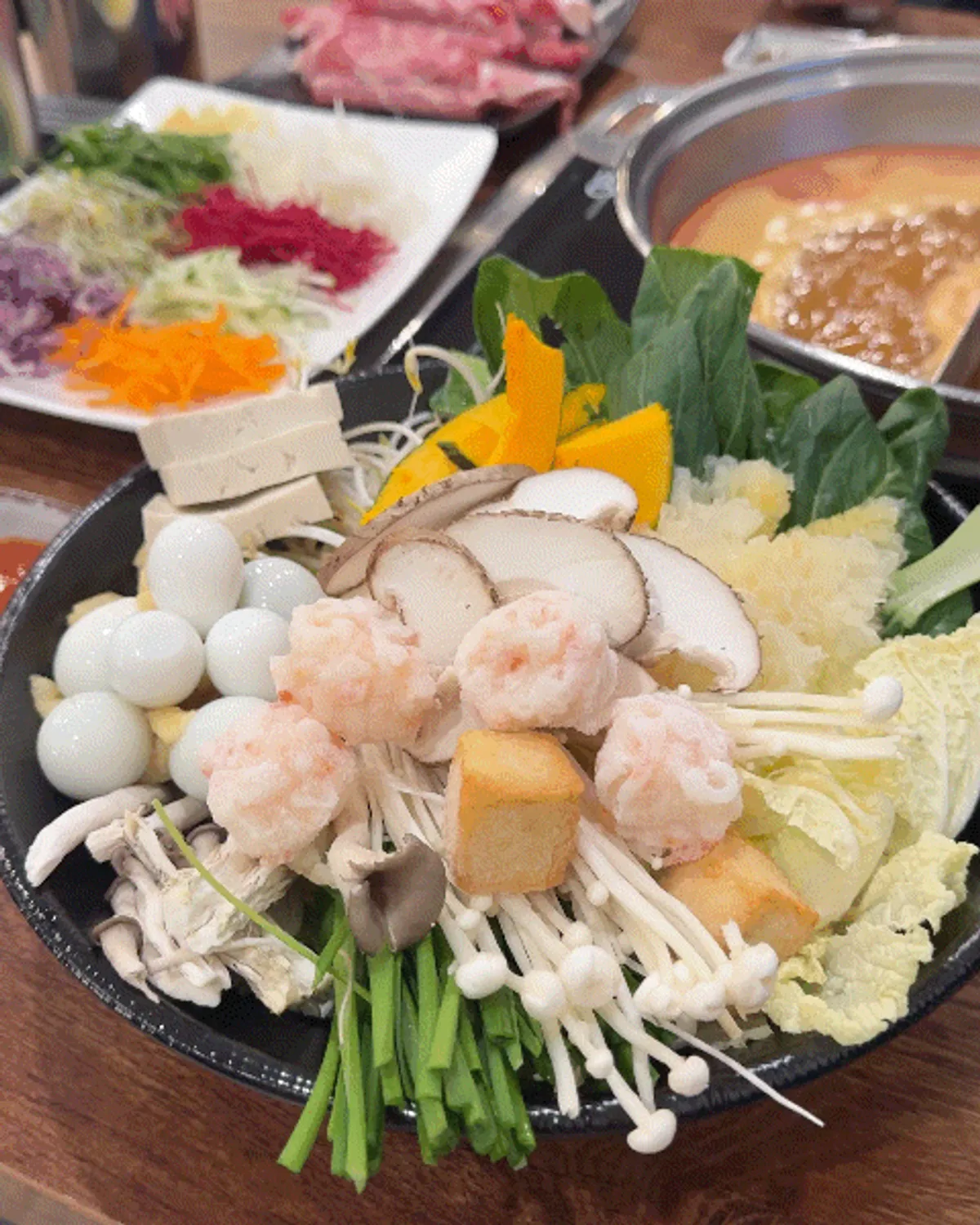 2인 반반 육수 샤브샤브 냄비와 접시