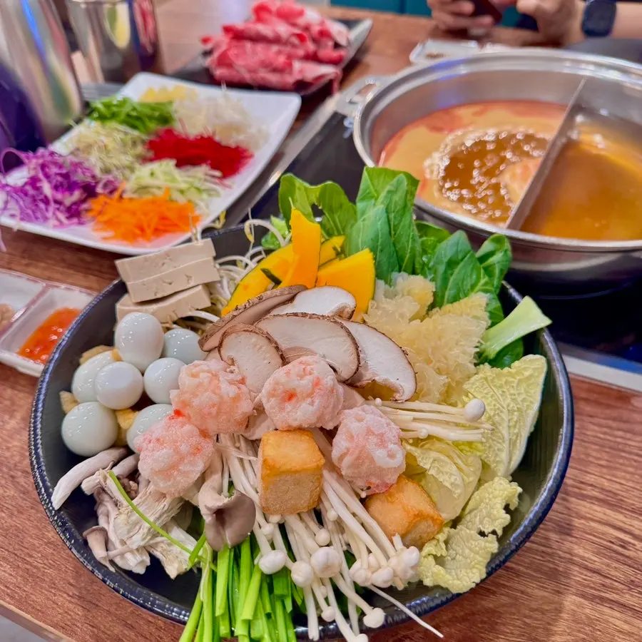 셀프바에서 떠온 채소 접시