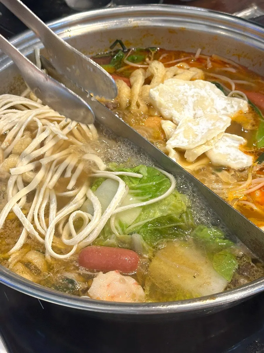 Pot split half-and-half between seafood broth and spicy broth