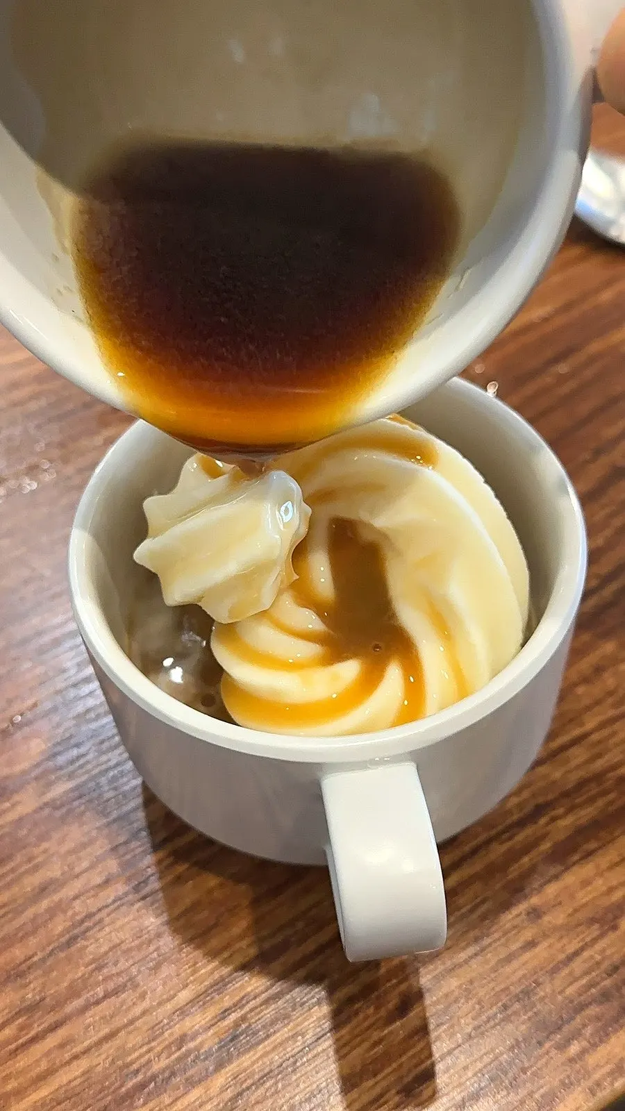 Kalguksu simmered in seafood broth and porridge in spicy broth