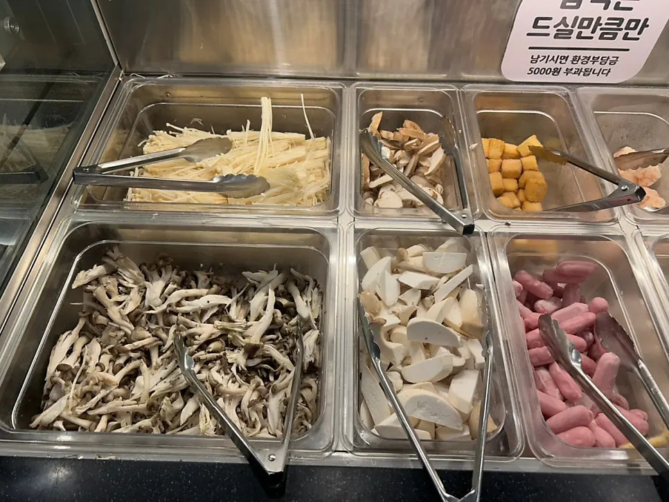 창곡천 뷰가 보이는 창가 자리