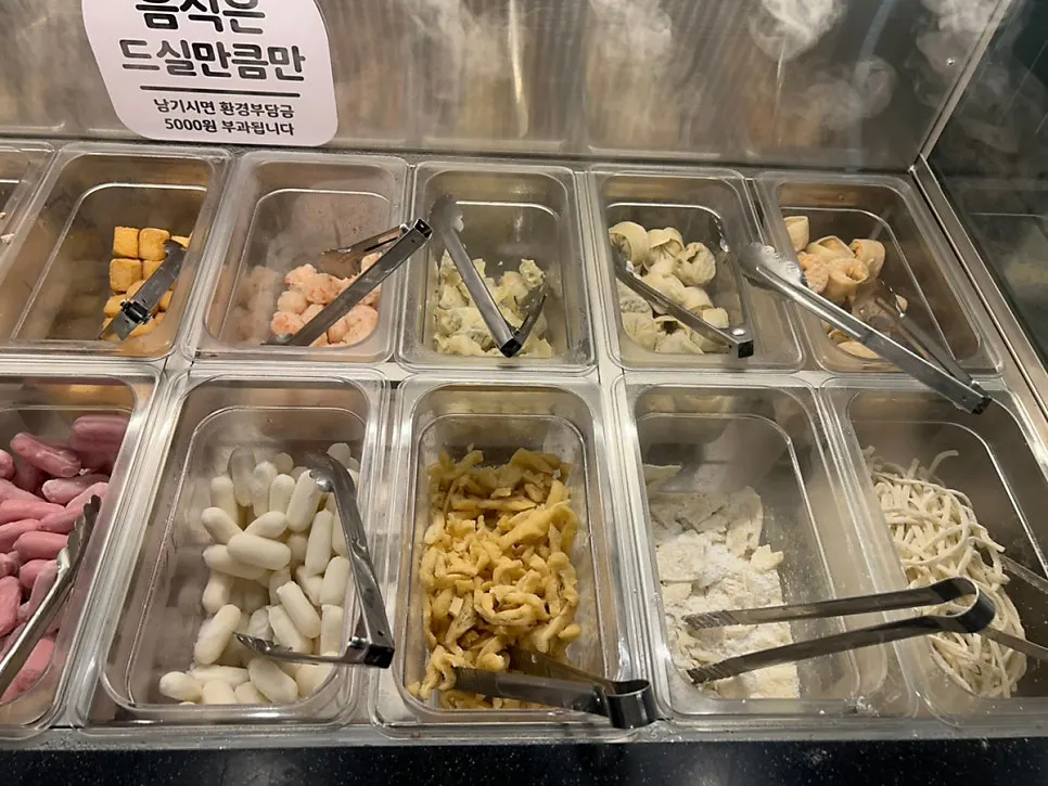 모던한 톤의 매장 인테리어